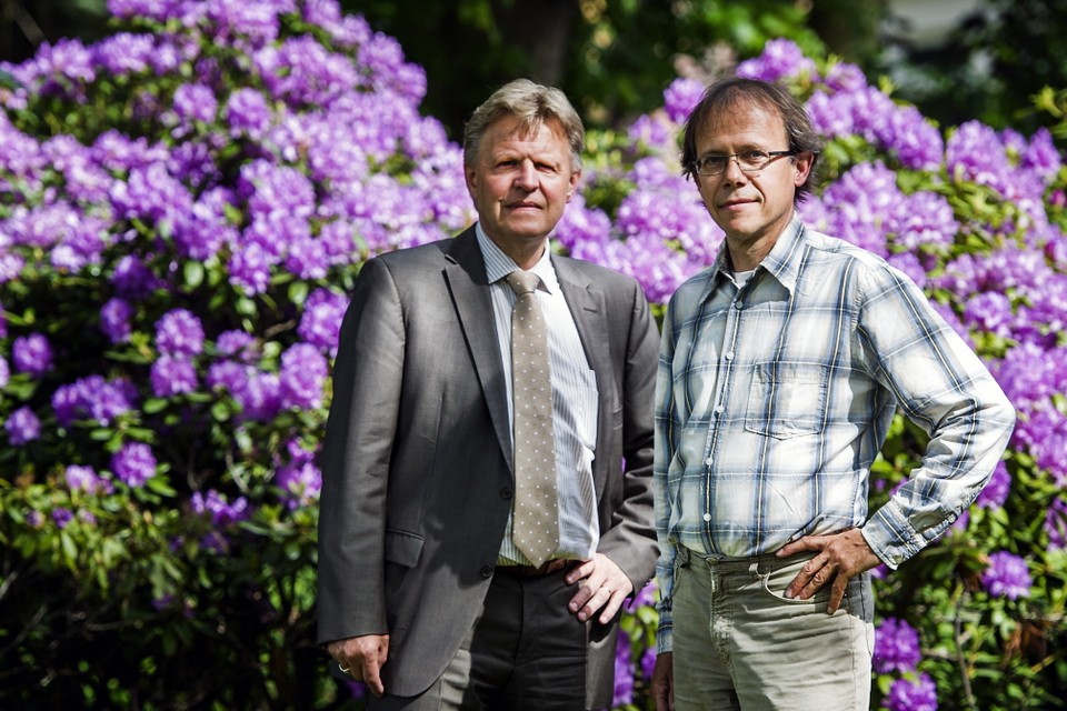 Gedeputeerde Jaap Bond (links) en bioloog Dick Melman. Foto United Photos/Remko de Waal