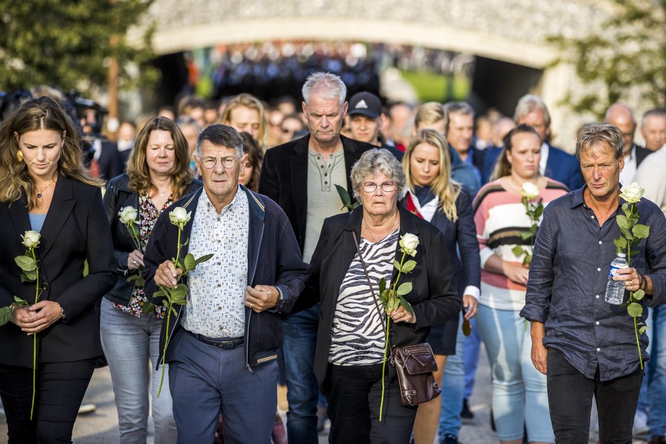De familie van Tanja Groen, met geheel links Kelly de Vries, loopt in een stille tocht ter nagedachtenis aan de studente die in 1993 op 18-jarige leeftijd verdween in Maastricht.