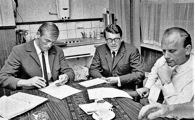 Wim de Jager (links) tekent zijn contract. Naast hem Henk van der Hoef en Jan van der Ben, bestuursleden van Alkmaar’54.