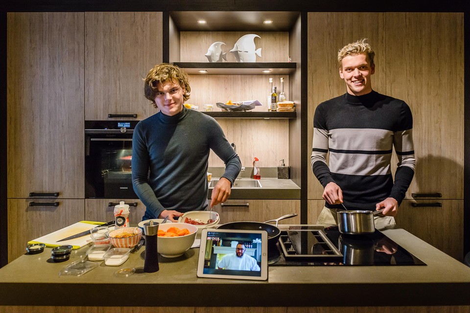 Broers Luc en Jeff Kroon kokkerellen thuis onder begeleiding van ’sterrenkok’ Niels Storck op de iPad