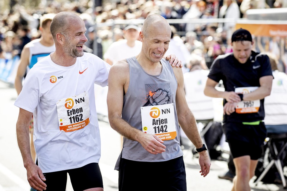 Oud-voetballer Arjen Robben (midden) komt over de finish van de marathon van Rotterdam samen met oud-schaatser Erben Wennemars.