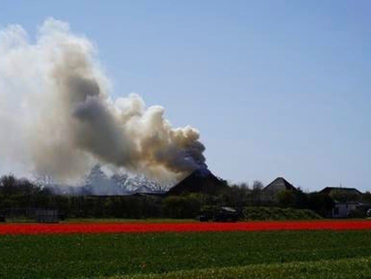Grote brand bij woonboerderij in Egmond-Binnen [video]