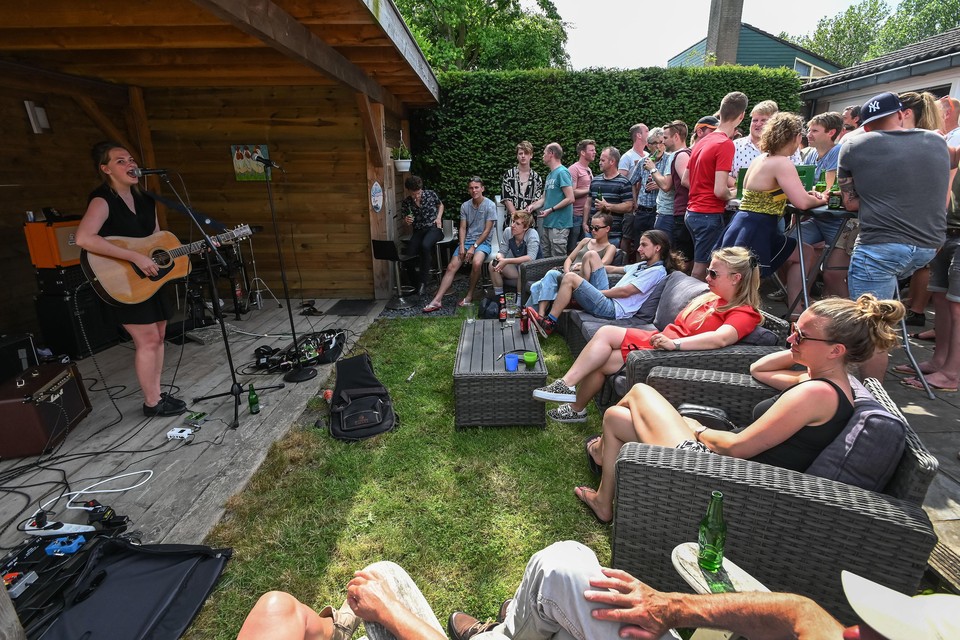 Muzikale Wandeling 2019. Masja Verdonschot treedt op in de tuin van Jos Boon aan de Oliverstraat.