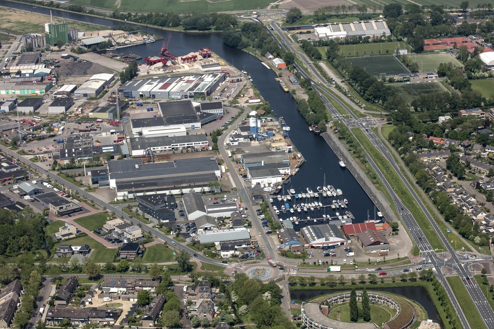 Luchtopname van de haven in Schagen. In het midden op de voorgrond de drie bedrijfspanden.