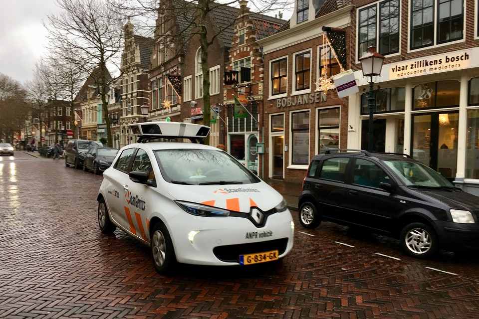 De scanauto van de gemeente Hoorn scant kentekens om te zien of de bestuurders hebben betaald om te mogen parkeren.