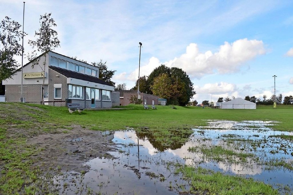 Het terrein met clubhuis van de IJsclub Hoogkarspel.