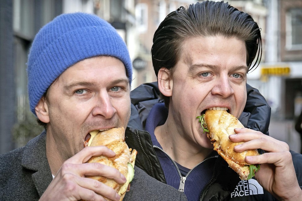 Martijn en Friso Nelis testen broodjes in Haarlem. ,,Hé, broodjestesters!’’, klinkt het als ze herkend worden door jonge fans.
