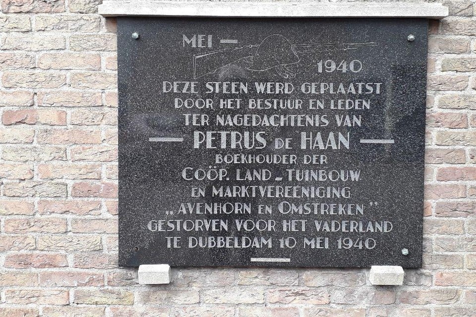 De plaquette ter nagedachtenis van Petrus de Haan.