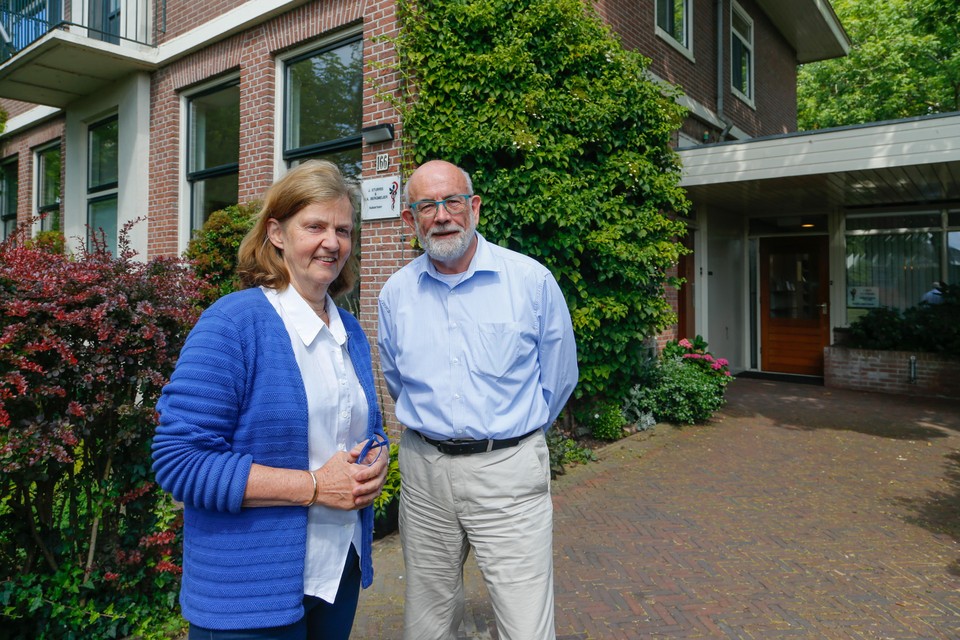 Huisartsenechtpaar Hanne Bergmeijer en Jan Sturris bij hun praktijk aan huis in Berkhout.