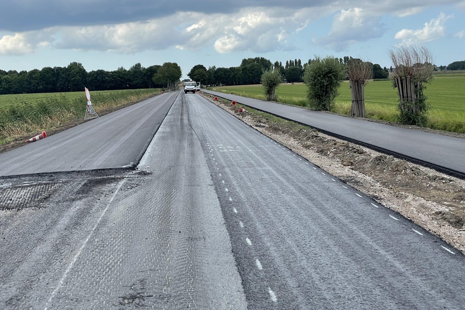 Oud asfalt is uit de N243 gefreesd.