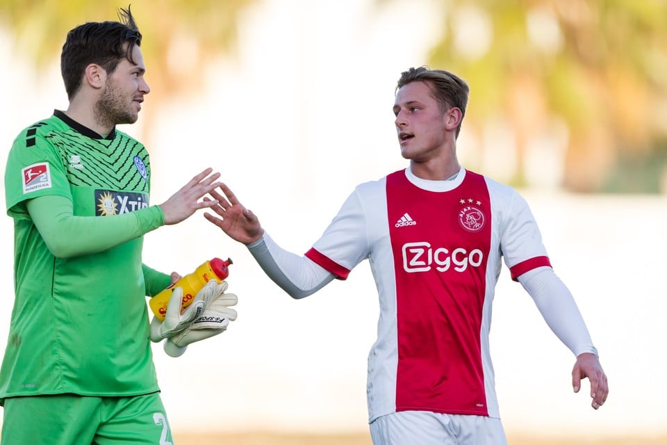 Kaj Sierhuis (rechts) eerder dit jaar in gesprek met Duisburg-doelman Daniel Davari: ,,Natuurlijk baalde ik even flink. Maar ik kan zelf ook rekenen.’’
