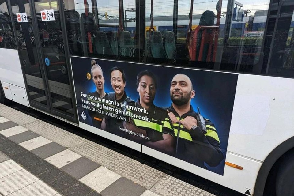 De wervingscampagne op de bussen.