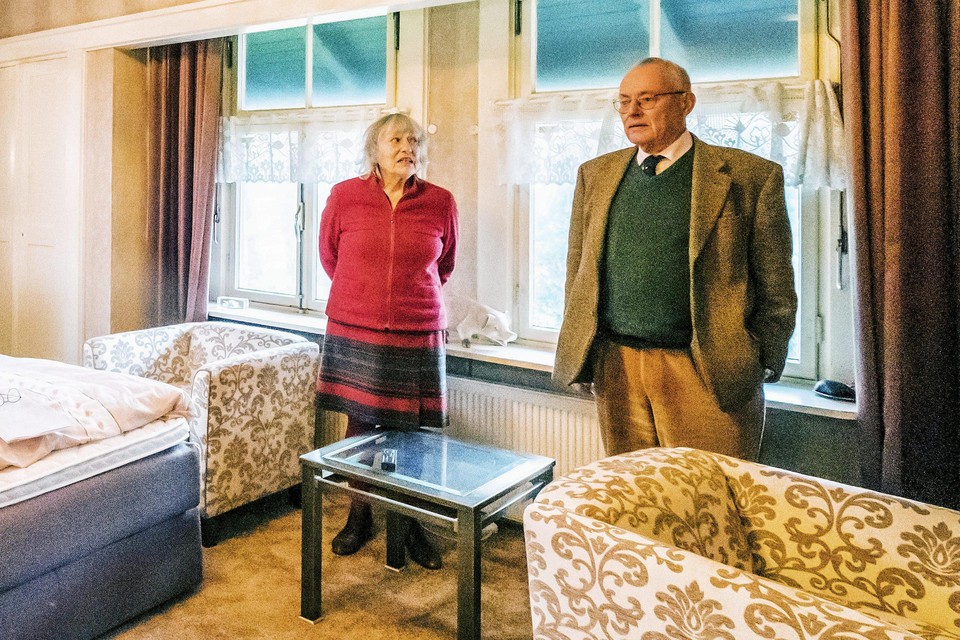 Sophie Josephus Jitta en haar broer Steef brachten ruim zeventig jaar na dato een bezoek aan de villa.