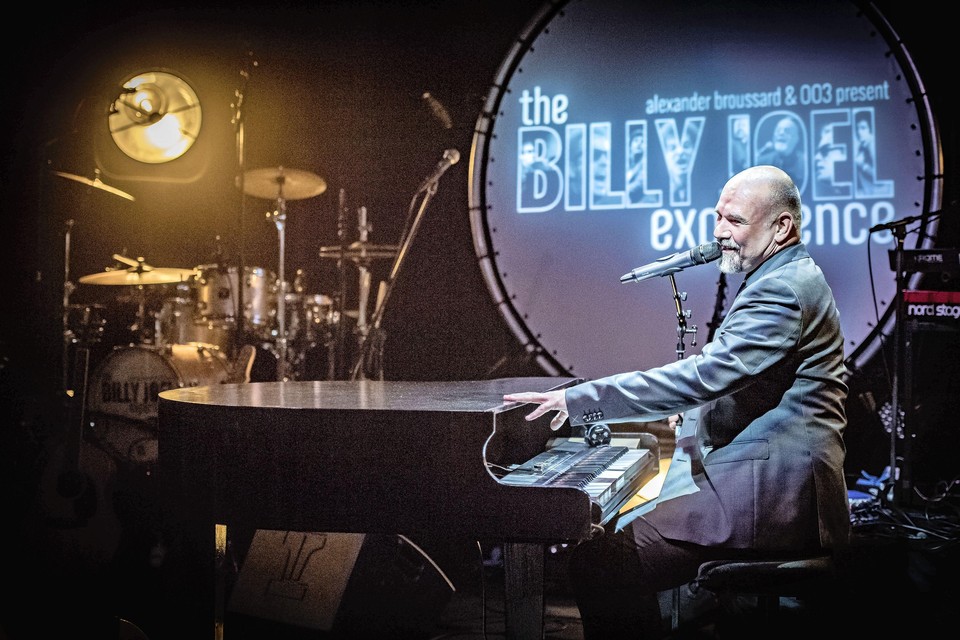 Alexander Broussard treedt sinds 2018 op met repertoire van Billy Joel.