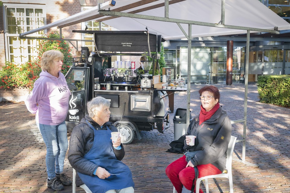 Marry Alders (links) en Mieke Stokman drinken samen een kopje koffie op het Raadhuisplein in Heemstede.