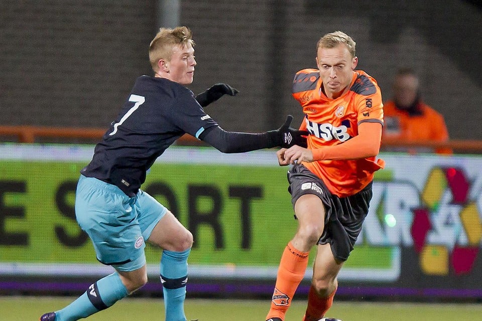 Albert Gudmundsson (links) met Jong PSV in actie tegen Volendam.