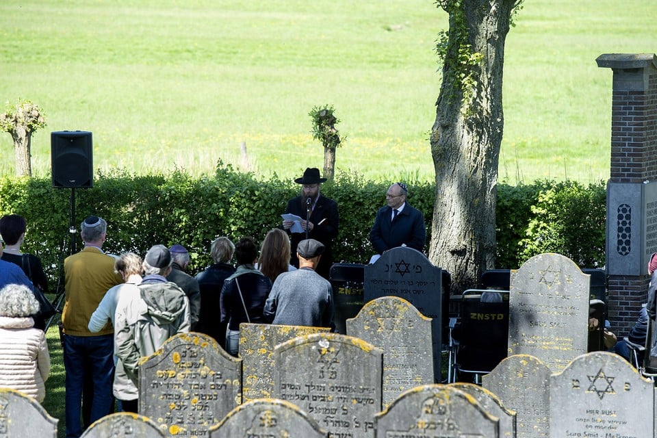 Herdenking Joodse Begraafplaats Zaandam. Aan het woord is rabbijn Shmuel Spiero, naast hem Ruben D. Boas.