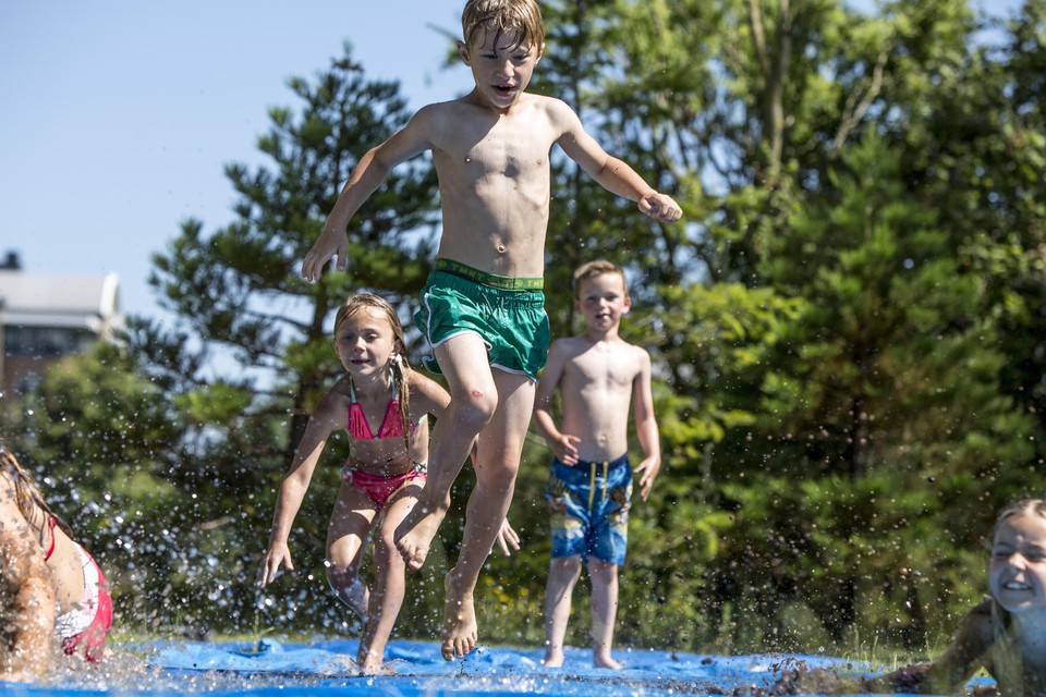 In een zonnige zomer genieten jongeren van Jeugdland Hoofddorp van het water.