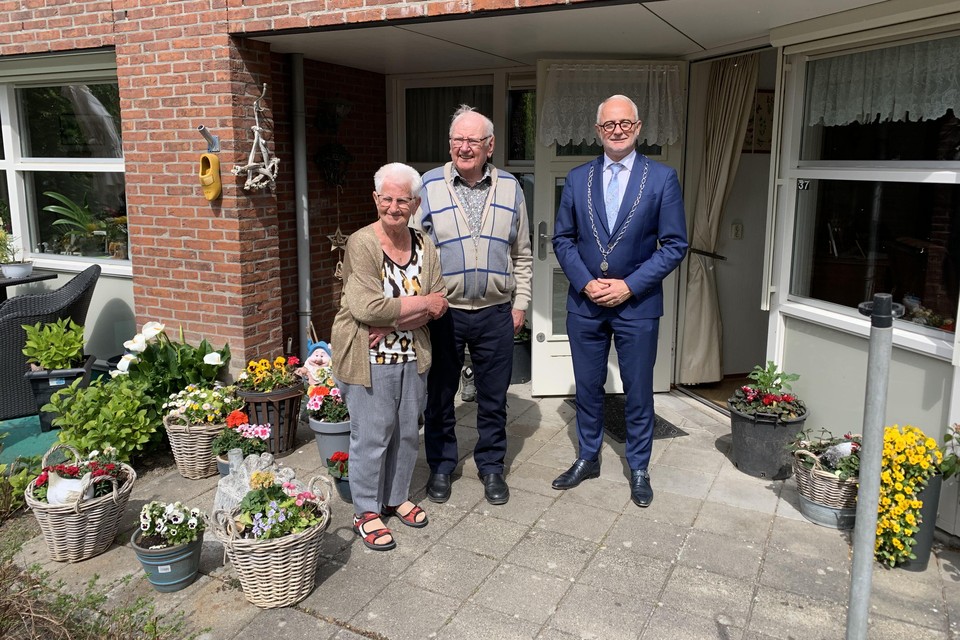 Burgemeester Gerard van den Hengel op felicitatiebezoek bij Toon en Johanna Molenaar in Hoogwoud.