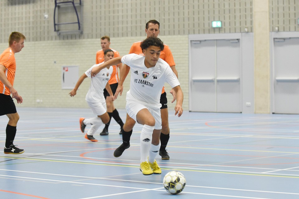 Giovanni Rijkschroeff ontsnapt namens FC Zaanstad aan de aandacht van de defensie van Volendam.