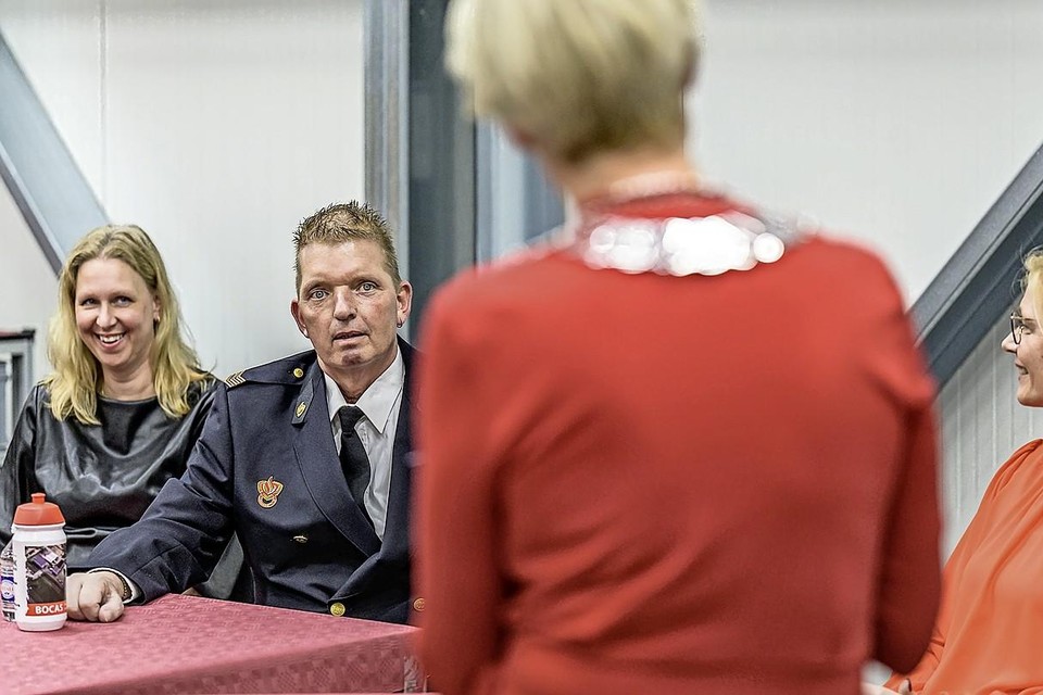 Johan Buijs hoort van burgemeester Lieke Sievers dat hij een onderscheiding krijgt.