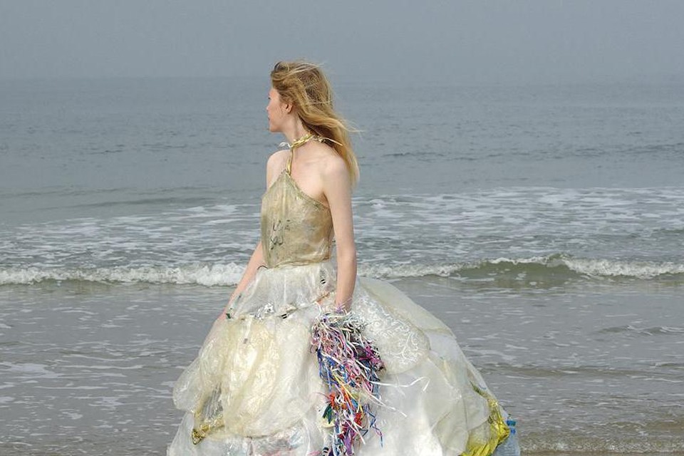 Aphrodite’s protest, Hanna Goemans verschijnt in een rok van plastic afval.