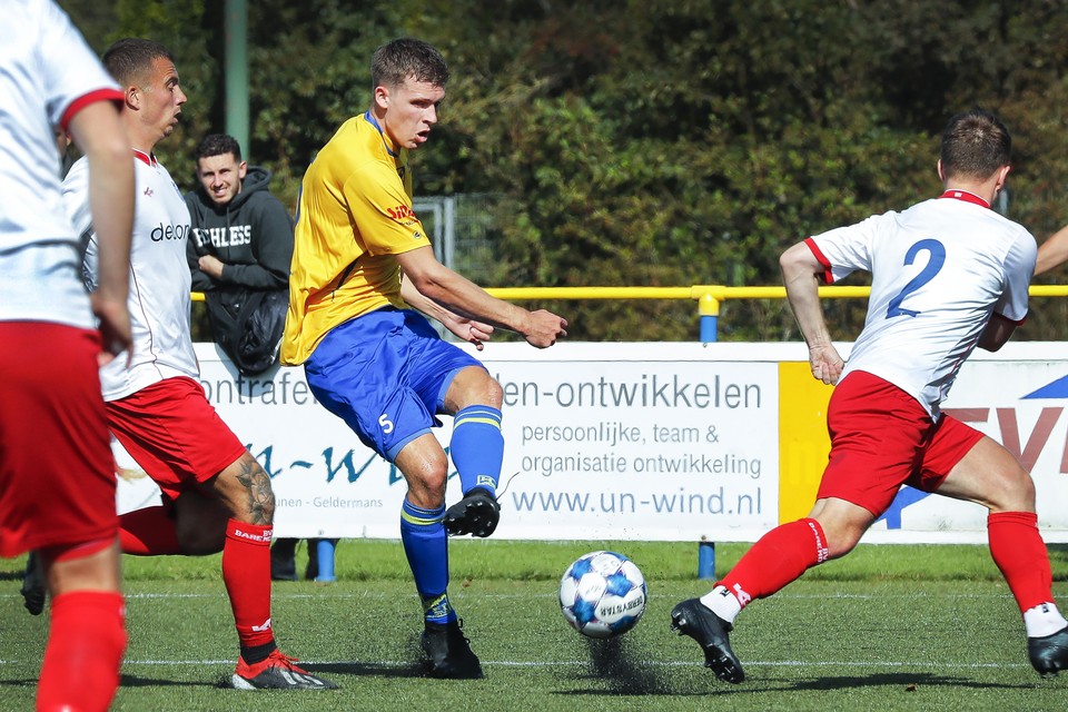 Mart Willemse (5) vorig seizoen in actie in de wedstrijd tegen Barendrecht.