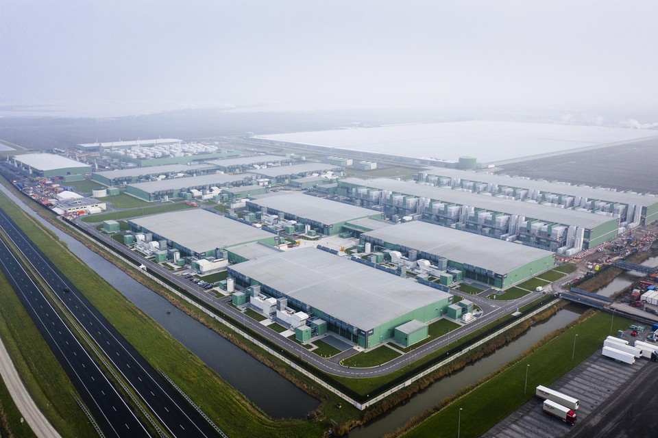 Dronefoto van het datacenter van Microsoft. Het center dient als hub voor clouddiensten in Europa, het Midden-Oosten en Afrika.