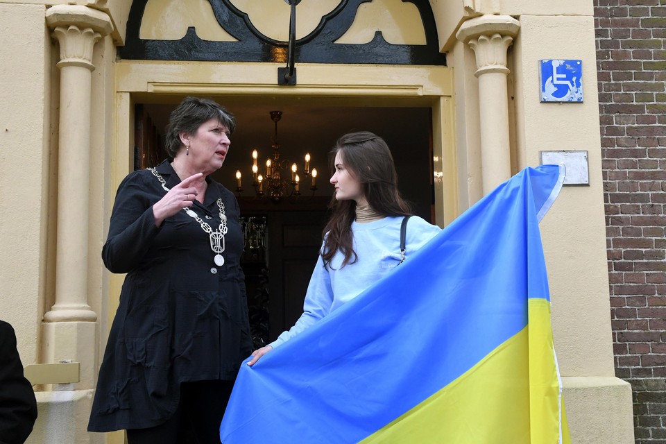 Burgemeester Rian van Dam en Mariia Fedorenko met de Oekraïense vlag.