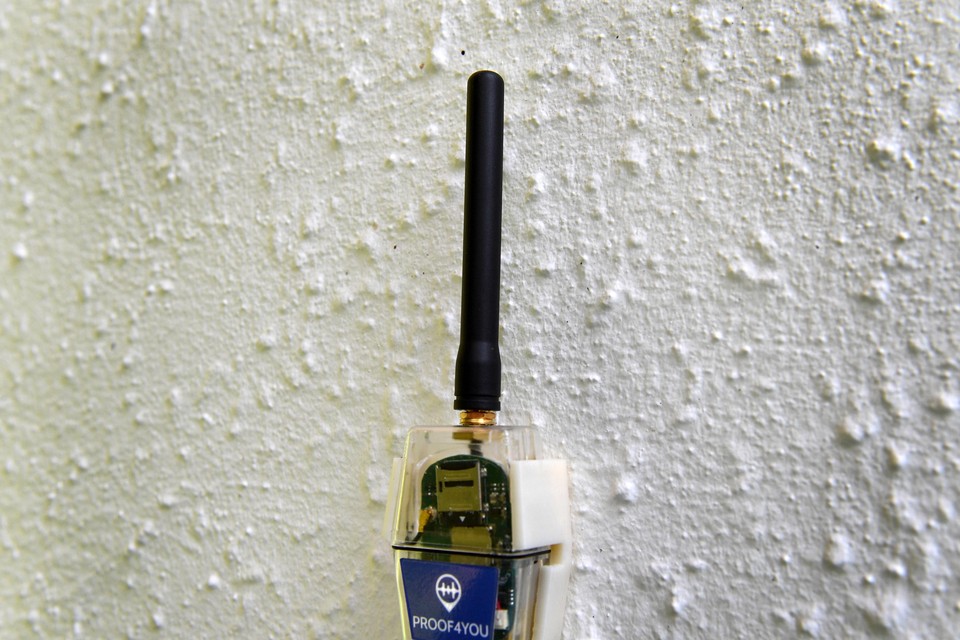 Een sensor die aan een muur van een woning in Bergen is geplaatst.