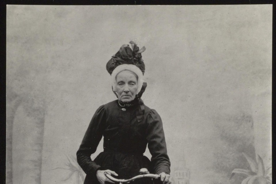 Marijtje, vroedvrouw van Nieuwe Niedorp, rond 1900. De vroedvrouw moest snel ter plaatse kunnen zijn, dus een fiets was een uitstekend hulpmiddel.