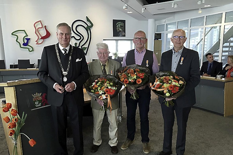 ,,U maakt het verschil'', zei burgemeester Rob Posthumus (Koggenland) nadat hij Sietse Wassenaar (toen 84, 2e van links)) benoemde tot lid in de orde van Oranje-Nassau.