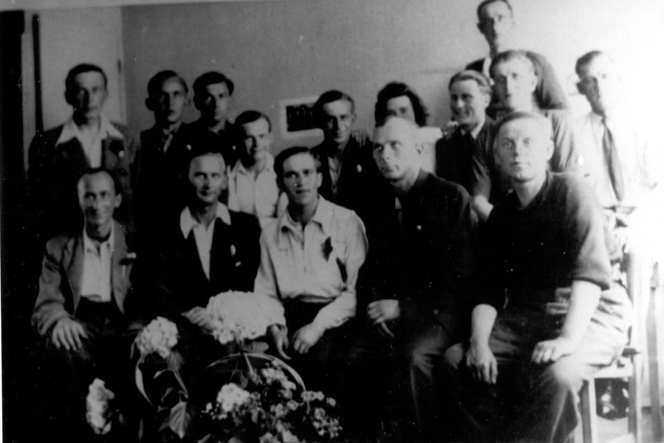 De groep van veertien Poolse mannen en een vrouw. Wie weet meer over ze?