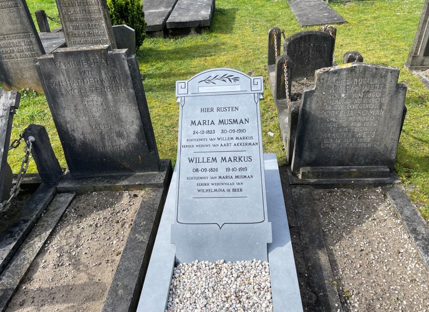 Het graf van Maria Musman en Willem Markus heeft een nieuwe steen gekregen.