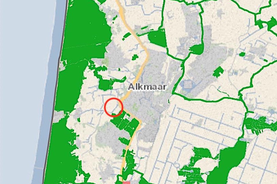 Het Natuurnetwerk Nederland in deze regio (groen). In de rode cirkel de locatie van de aangekochte gronden.