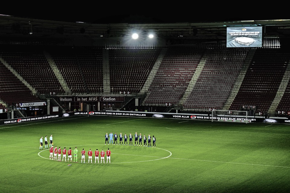Voorafgaand aan de wedstrijd werd een minuut stilte gehouden ter nagedachtenis aan de AZ-supporters en -werknemers die in het afgelopen jaar overleden.