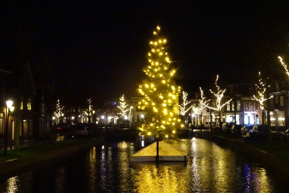 Bijna had Weesp dit jaar geen kerstboom gehad in de Oude Gracht.
