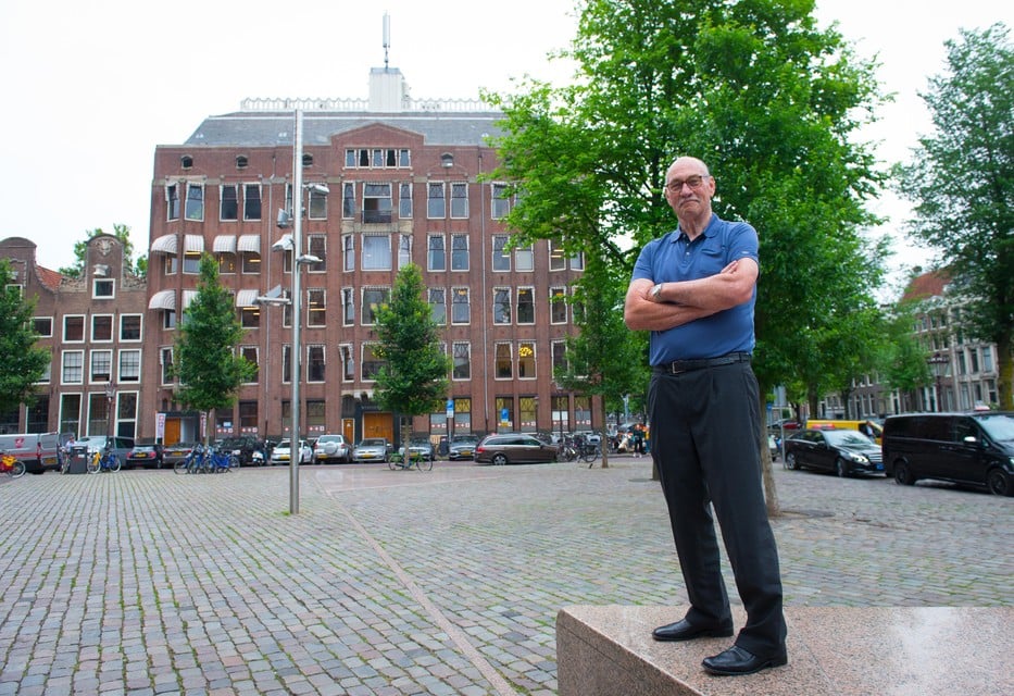 Gerard Kremer voor het gebouw aan de Westermarkt waar hij 22 jaar woonde en waar zijn vader Gerard Kremer sr concierge was.