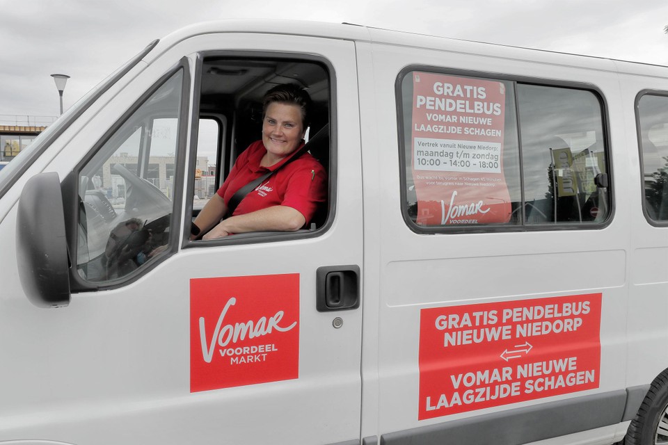 Chauffeur Esther Haakman rijdt drie keer per dag met het Vomar-pendelbusje van Nieuwe Niedorp naar Schagen.