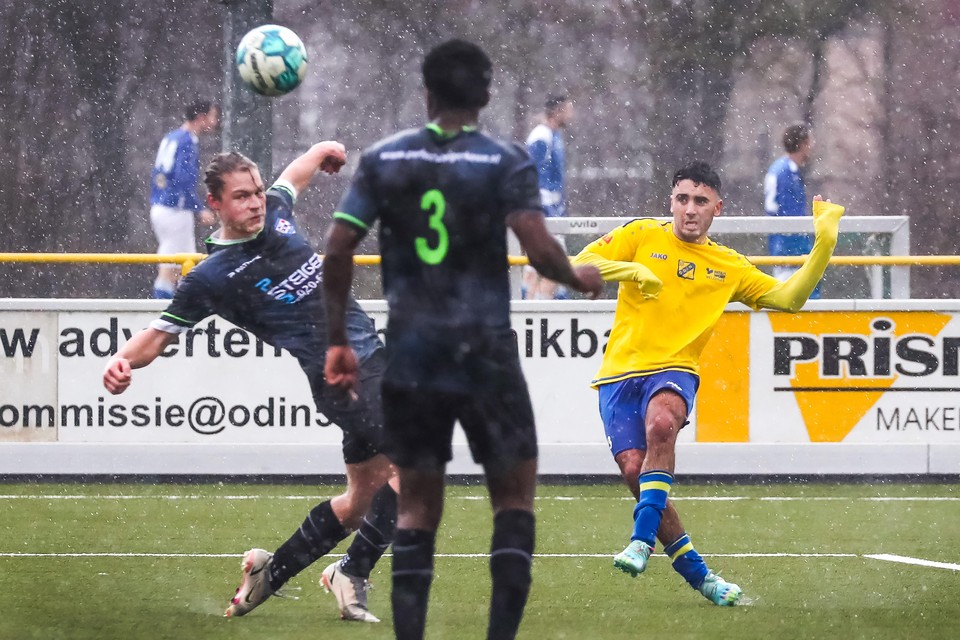 Mounir Mounji maakt in de stromende regen de 2-0 voor Odin’59 tegen De Dijk.