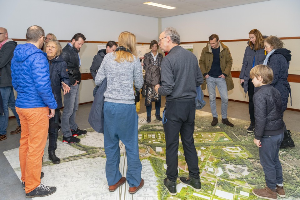 Een vloekleed waarop het stedenbouwkundig plan voor Crailo groot is afgebeeld, werd door bezoekers van de open dag aandachtig besturdderd.