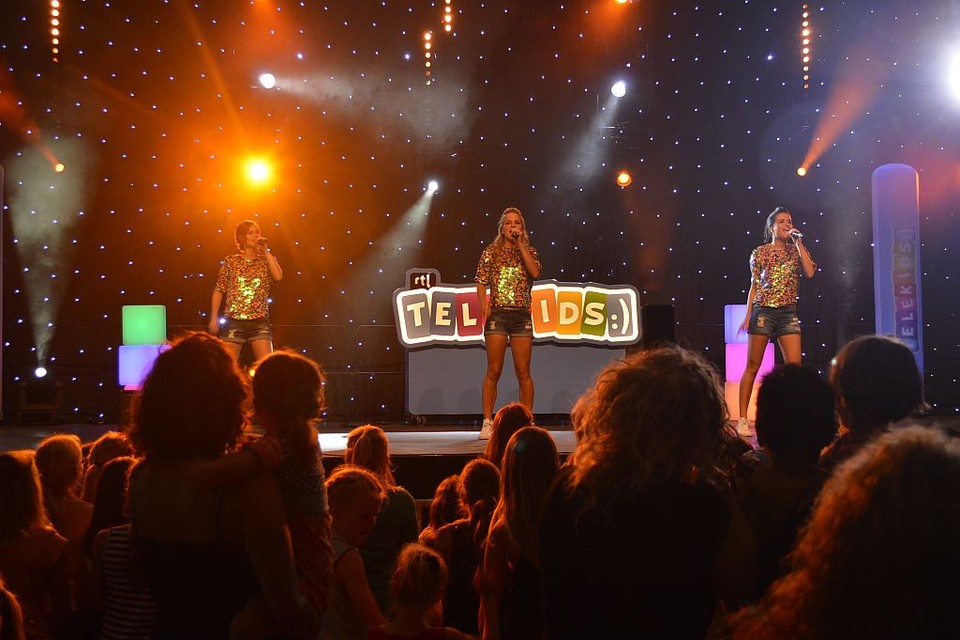 De zangeressen van K3 op het podium in De Bloesem.