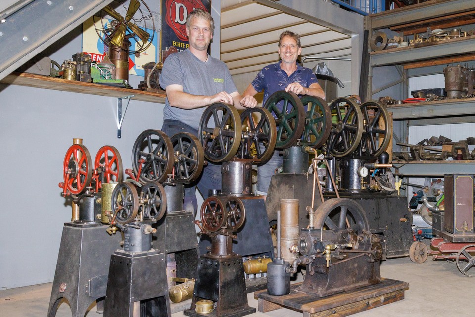 Een serie heteluchtmotoren, met de liefhebbers Tom van der Gracht (l) en Erik van Tooren.