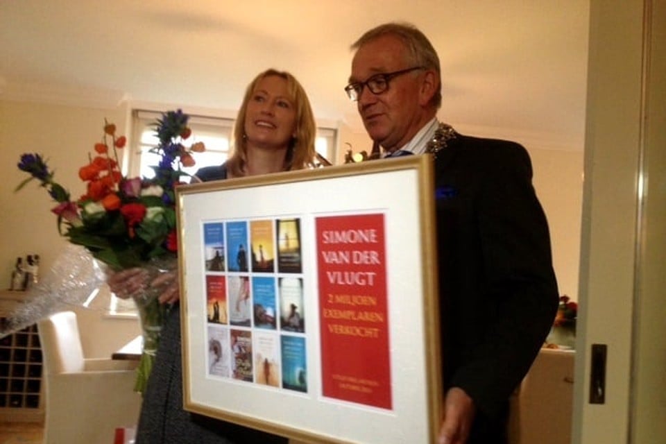 Van der Vlugt krijgt de plaquette van burgemeester Bruinooge. Foto DNP.nu