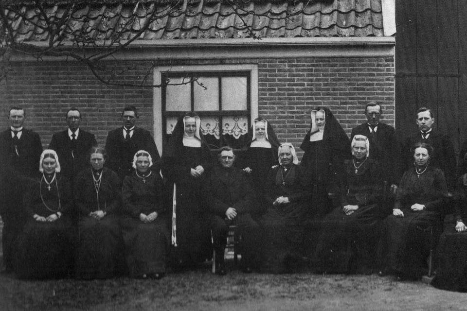 Veertig jaar getrouwd in 1917, Simon Pronk en Grietje Weel. Zij woonden toen in Blokker. Drie van de negen kinderen waren kloosterzuster.