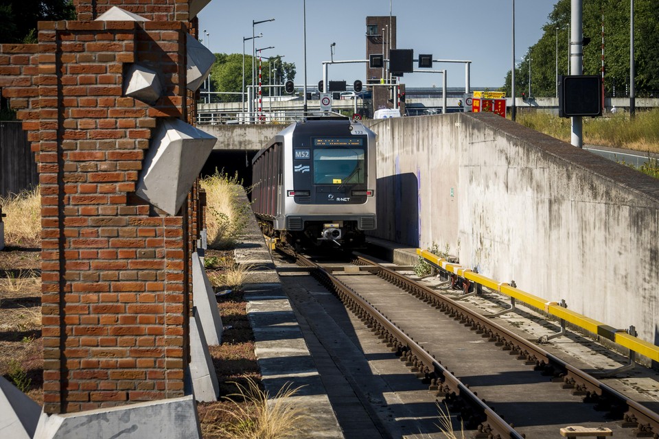 Station Noorderpark van de Noord-Zuidlijn. Na vijftien jaar bouwen is de metrolijn klaar om opgeleverd te worden.
