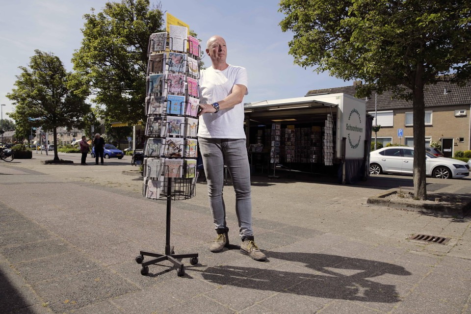 Egbert Schoonhoven op zijn verkoopplek aan de Baljuwstraat, met op de achtergrond zijn kraam. Hij is de laatste verkoper op wat ooit een drukke markt was. Hij stopt medio juli.
