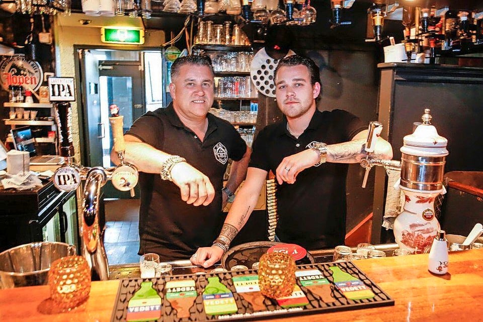 John en Nino Brouwer, trotse eigenaren van hun café-restaurant Brouwers Bar Café De Kuil in Soest.