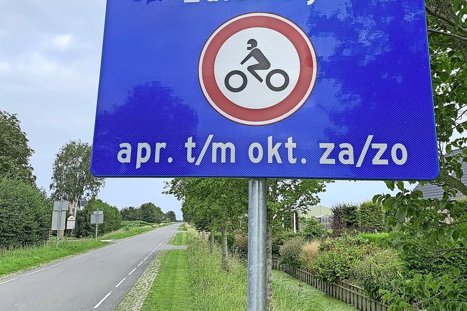 Motorrijders worden al kilometers voor de Zuiderdijk geattendeerd op het motorverbod, zoals hier op de Elbaweg in Hem.