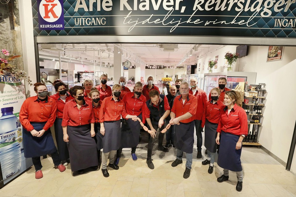 ’En we zijn open!’ De tijdelijke winkel van Keurslagerij Arie Klaver in het Makado Centrum is vanaf vandaag geopend, na een razendsnelle verhuisactie die drie dagen duurde.